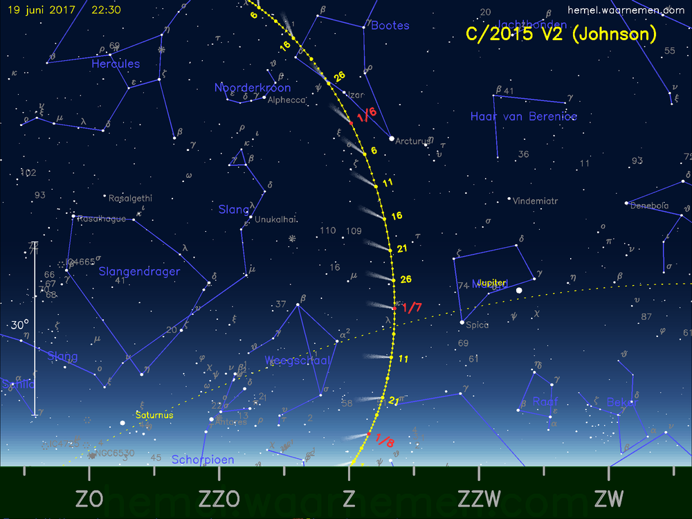 De komeet C/2015 V2 (Johnson) aan de avondhemel
