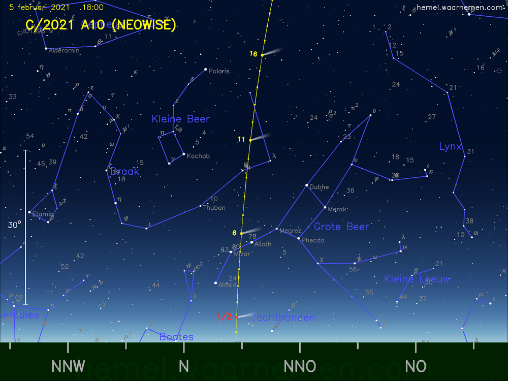 De komeet C/2021 A10 (NEOWISE) aan de avondhemel