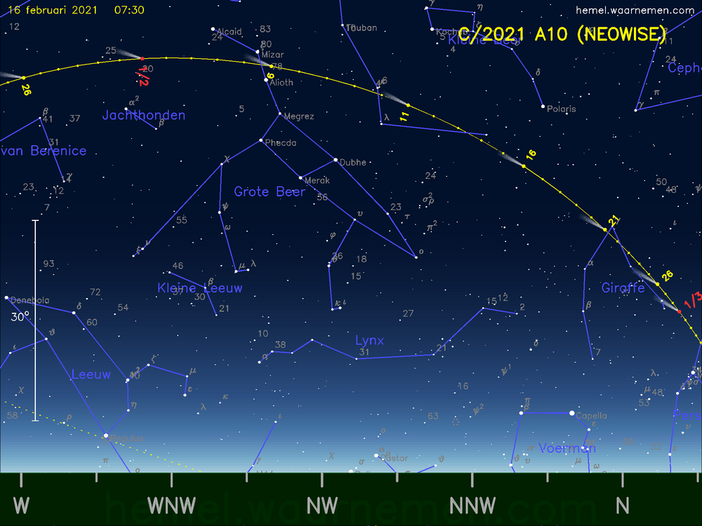 De komeet C/2021 A10 (NEOWISE) aan de ochtendhemel