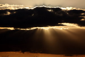 Foto zonnestralen in de atmosfeer