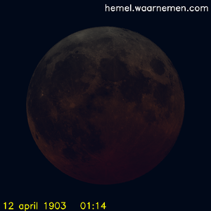 De Maan tijdens het maximum van de eclips